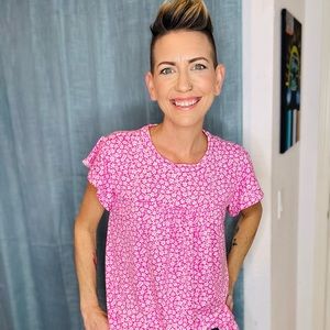 NWT 💕 Magenta Floral Yoke Ruffle Short Sleeve Top
